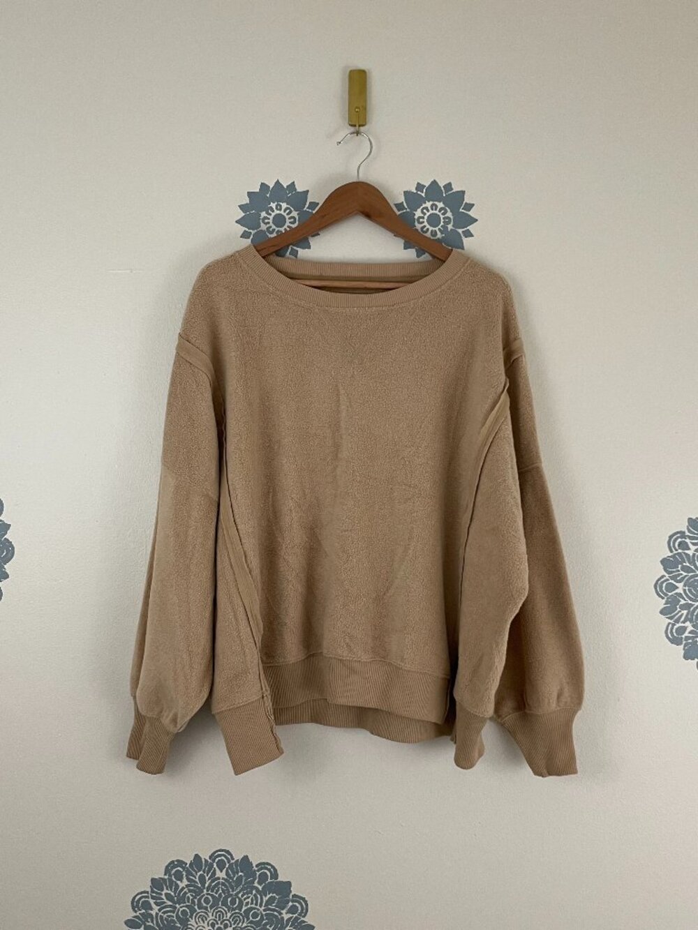 American Eagle Big Hug Round Neck Tan Sherpa Sweatshirt Size Small